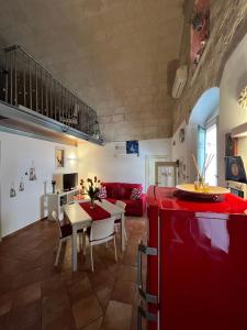 a living room with a red couch and a table at Il Mulino A Vento in Matera