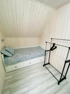 um pequeno quarto com uma cama num sótão em Łapacz snów em Władysławowo