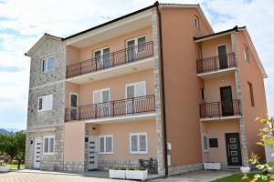 un edificio con balcones en un lateral en Golden Neretva apartments en Metković