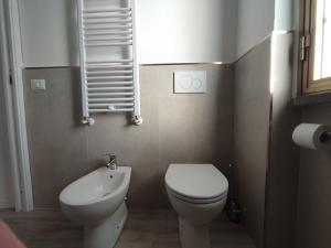 a small bathroom with a toilet and a sink at Beach House Garden, 300m dal mare, wifi, bici, giardino privato, clima in Marina di Massa