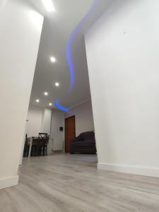 ein Wohnzimmer mit blauem Licht an der Decke in der Unterkunft Beach House Garden, 300m dal mare, wifi, bici, giardino privato, clima in Marina di Massa