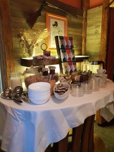 una mesa con platos y tazones de comida. en Weingut Reiterer, en Kitzeck im Sausal