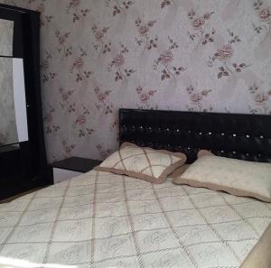 Een bed of bedden in een kamer bij Qebele_kiraye_evler_dag_kenari