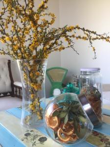 una mesa con un jarrón de flores y un jarrón de pan en Casapangue, en Casablanca