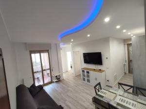 ein Wohnzimmer mit einem blauen Objekt an der Decke in der Unterkunft Beach House Garden, 300m dal mare, wifi, bici, giardino privato, clima in Marina di Massa