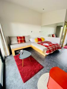 salon z kanapą i czerwonym dywanem w obiekcie Valley View Pendle w mieście Foulridge