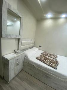 ein Schlafzimmer mit einem Bett mit einem Spiegel und einer Kommode in der Unterkunft HOTEL N1 in Yerevan
