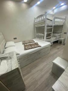 1 Schlafzimmer mit 2 Etagenbetten und einem Schreibtisch in der Unterkunft HOTEL N1 in Yerevan