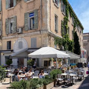 eine Gruppe von Personen, die in einem Restaurant im Freien sitzen in der Unterkunft LE LOFT ESTIENNE D'ORVES in Marseille