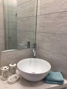 ein Badezimmer mit einem weißen Waschbecken und einem Spiegel in der Unterkunft Ca' Spendore del Sole in Venedig