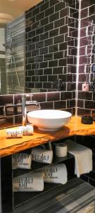 baño con encimera con lavabo y espejo en Taksimbul Design Hotel en Estambul