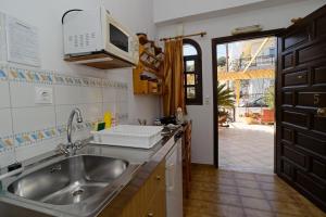 A kitchen or kitchenette at Dolphins
