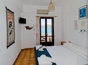 A bed or beds in a room at Dolphins
