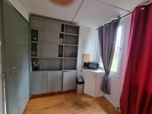a room with a kitchen with a window at Domek Wakacyjny Patrycja 47 in Głębokie