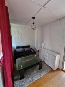 sala de estar con sofá y mesa de centro en Domek Wakacyjny Patrycja 47, en Głębokie