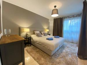 Giường trong phòng chung tại free parking, 2min walk to Monaco, 2 rooms, 100 mq