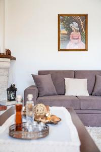 Zagori Home في مونوديندري: غرفة معيشة مع أريكة وطاولة