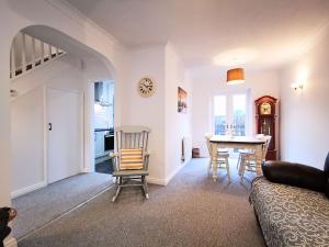 - un salon avec une table et des chaises dans l'établissement Rose Cottage, à Conwy