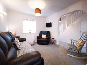 sala de estar con 2 sillas y escalera en Rose Cottage en Conwy