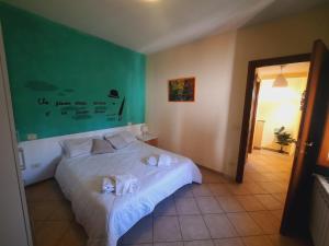 um quarto com uma cama branca e toalhas em N. & A. Sweet Home em Lucca