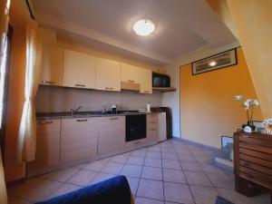 uma cozinha com armários brancos e um forno com placa de fogão em N. & A. Sweet Home em Lucca