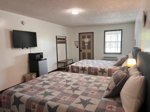 Cette chambre comprend 2 lits et une télévision à écran plat. dans l'établissement Big South Fork Lodge, 