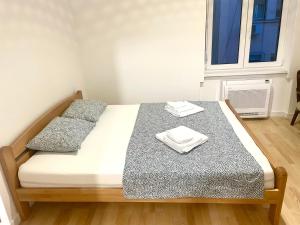 - un lit dans une chambre avec 2 serviettes dans l'établissement skadarlija bohemian, à Belgrade