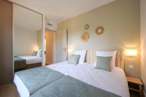 Posteľ alebo postele v izbe v ubytovaní Villa Rêve de Plage proche St-Tropez + 27 fotografií