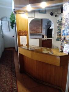 a bar in a room with a counter and a mirror at Hotel Capric in Viña del Mar