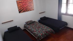 ティアスにあるCasa Sol y Mar Tiasのベッドとソファのある小さな部屋 +26枚の写真