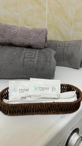 ein Korb mit Geschirr auf einer Waschmaschine in der Unterkunft Комфортабельные - уютные апартаменты в Костанай мкр Береке1 in Qostanai