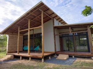 una pequeña casa con ventanas de cristal en Villa Taipas Chalé Iandê, en Cavalcante