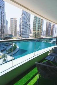 Bazén v ubytování spacious luxury condo with astonishing lake view! nebo v jeho okolí
