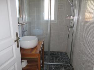 Koupelna v ubytování La belle de Saint Denis mer a 300m Frais reduits