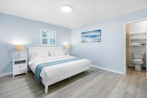 - une chambre bleue avec un lit et des toilettes dans l'établissement 7308 Sunset B by Nautical Properties Vacation Rentals, à Panama City Beach