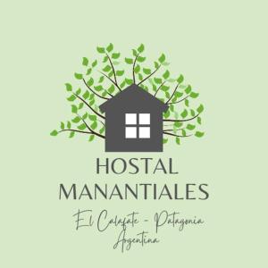 un logo pour une auberge de jeunesse avec un arbre et une maison dans l'établissement Hospedaje Manantiales, à El Calafate