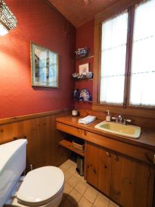 A bathroom at Historic Stockbridge On Main Street 3 Bedroom