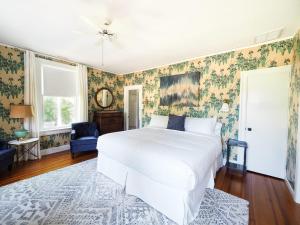 A bed or beds in a room at Historic Stockbridge On Main Street 3 Bedroom