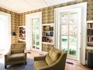 A seating area at Historic Stockbridge On Main Street 3 Bedroom