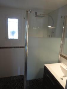 Koupelna v ubytování Mon Dada 150m de la plage, climatisee