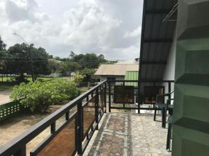 een uitzicht vanaf het balkon van een huis bij Sue's Place in Paramaribo