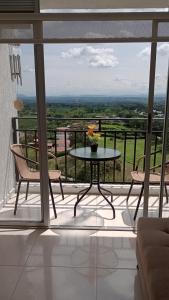 Un balcón o terraza de Habitación , Paisaje Cafetero, a 10 min parque del café, baño privado apartamento compartido