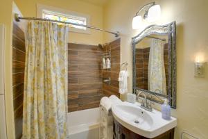 Koupelna v ubytování Walk to Dtwn Hot Springs Lazy Daze Bungalow + 19 fotografií