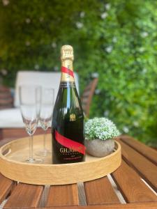 una botella de vino y una copa en una mesa en MONACO # MENTON - POOL - PRIVATE PARKING - CLIM - FULL RENOVATED - Beach & Sun - en Roquebrune-Cap-Martin