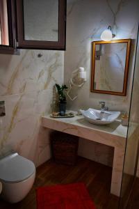 łazienka z umywalką i toaletą w obiekcie Dolphins House w Lixoúrion