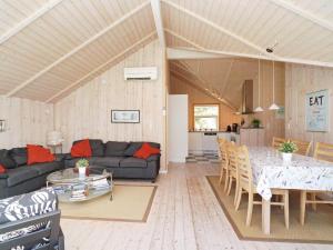 Three-Bedroom Holiday home in Nykøbing Sj 4にあるシーティングエリア