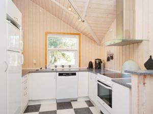 Three-Bedroom Holiday home in Nykøbing Sj 4にあるキッチンまたは簡易キッチン