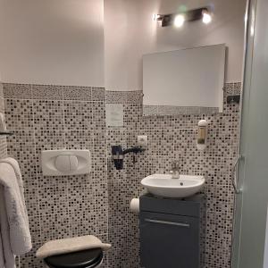 La petite salle de bains est pourvue d'un lavabo et d'un miroir. dans l'établissement Ferme de Lagrave, à Coux-et-Bigaroque