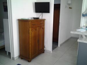 Televízia a/alebo spoločenská miestnosť v ubytovaní La petite maison a Mamy La Cotiniere