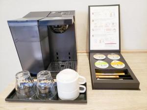 een koffiezetapparaat met glazen en een laptop op een tafel bij HOTEL LANTANA Naha Kokusai Street - Vacation STAY 65213v in Naha